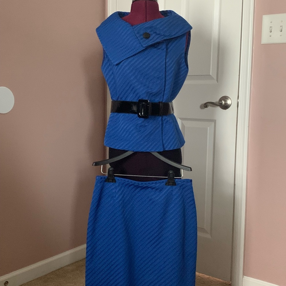 Tahari NWOT royal blue vest and skirt. Size 6